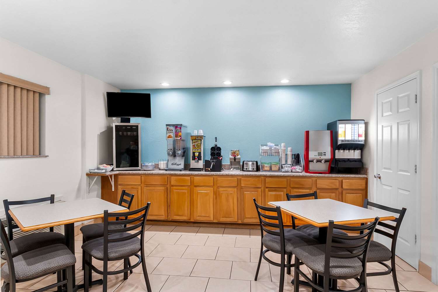 Super 8 by Wyndham Pleasanton 15/18