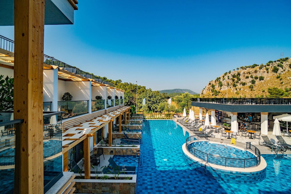 L HOTEL SARIGERME 41/48