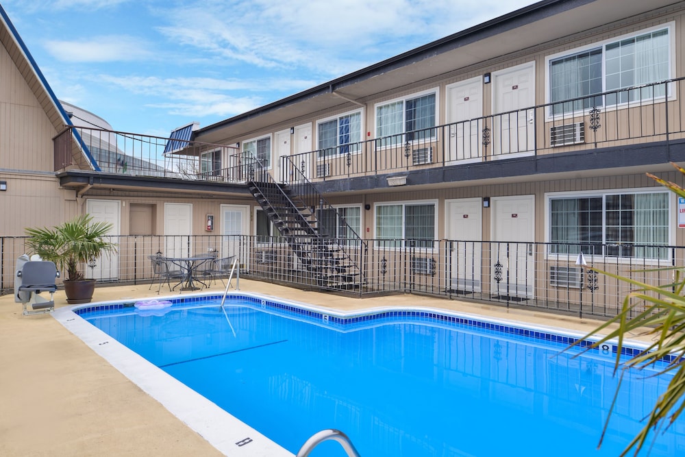 University Inn Suites 3/50
