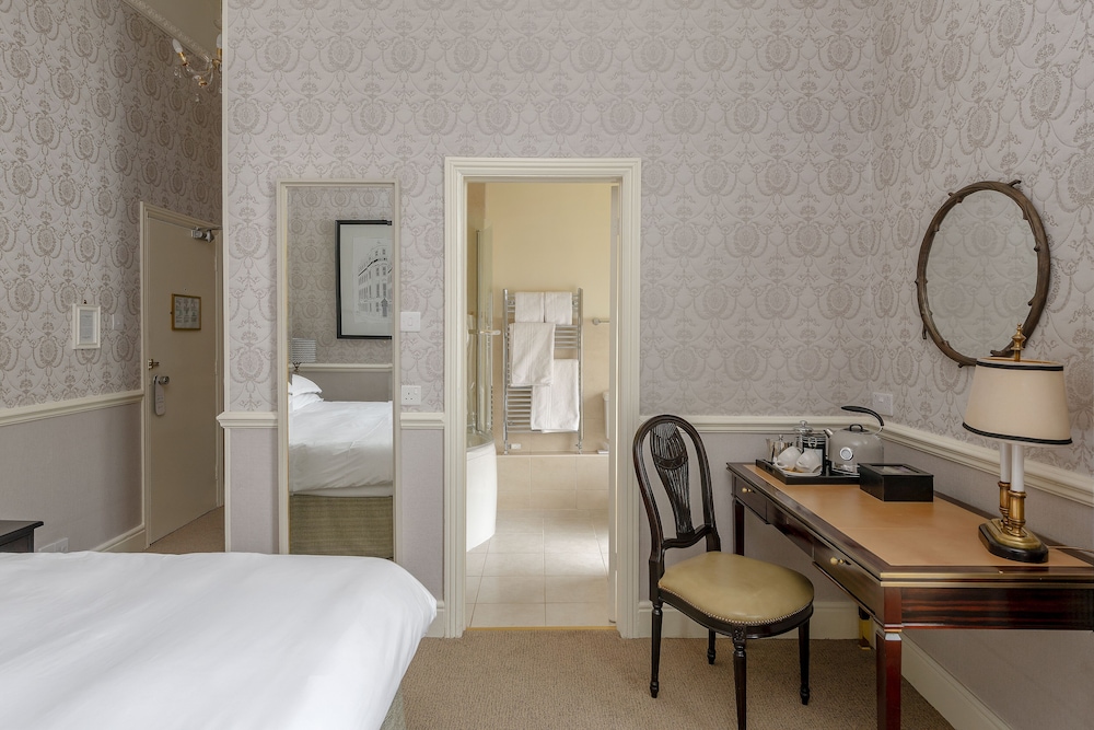The Royal Hotel 34/68