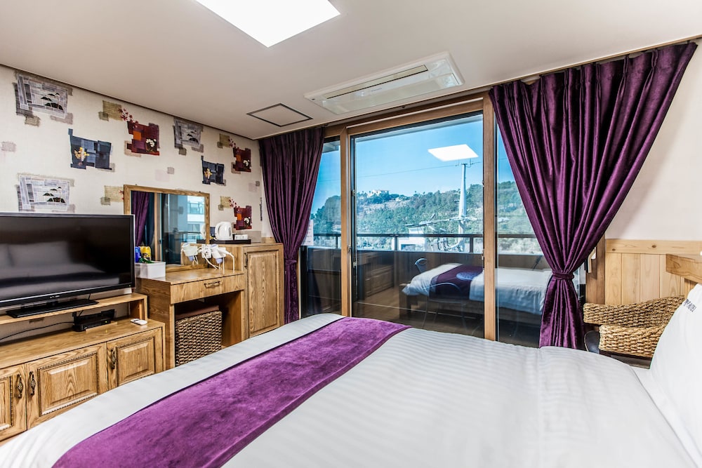 Cheonjiyeon Hotel 13/50
