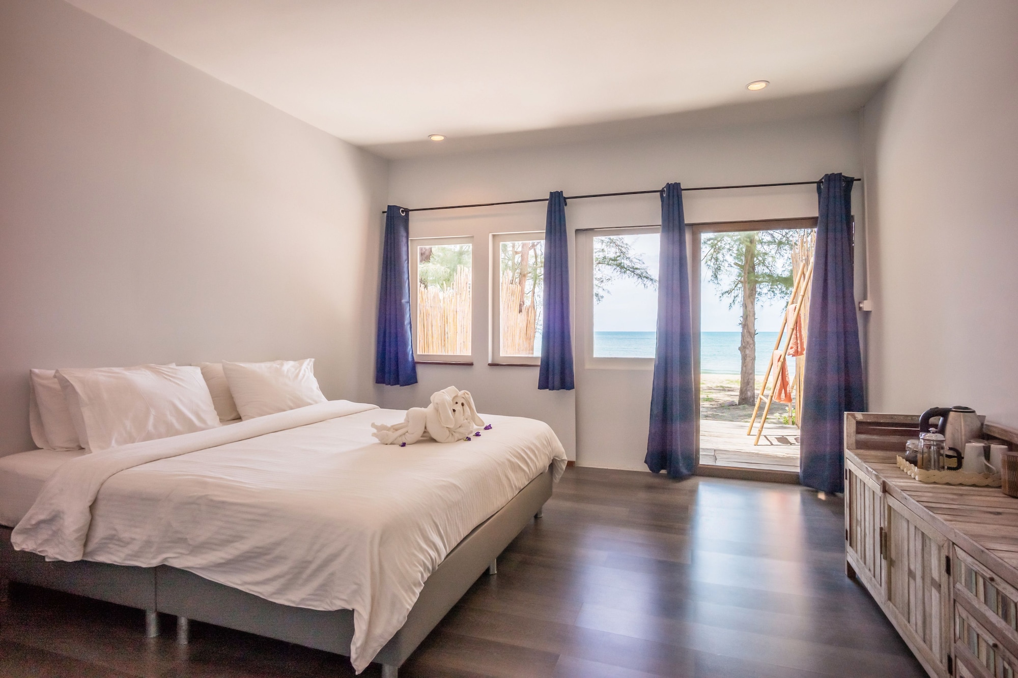 EXCLUSIVE, BUNGALOW, KING BED, BEACH SIDE, PATIO