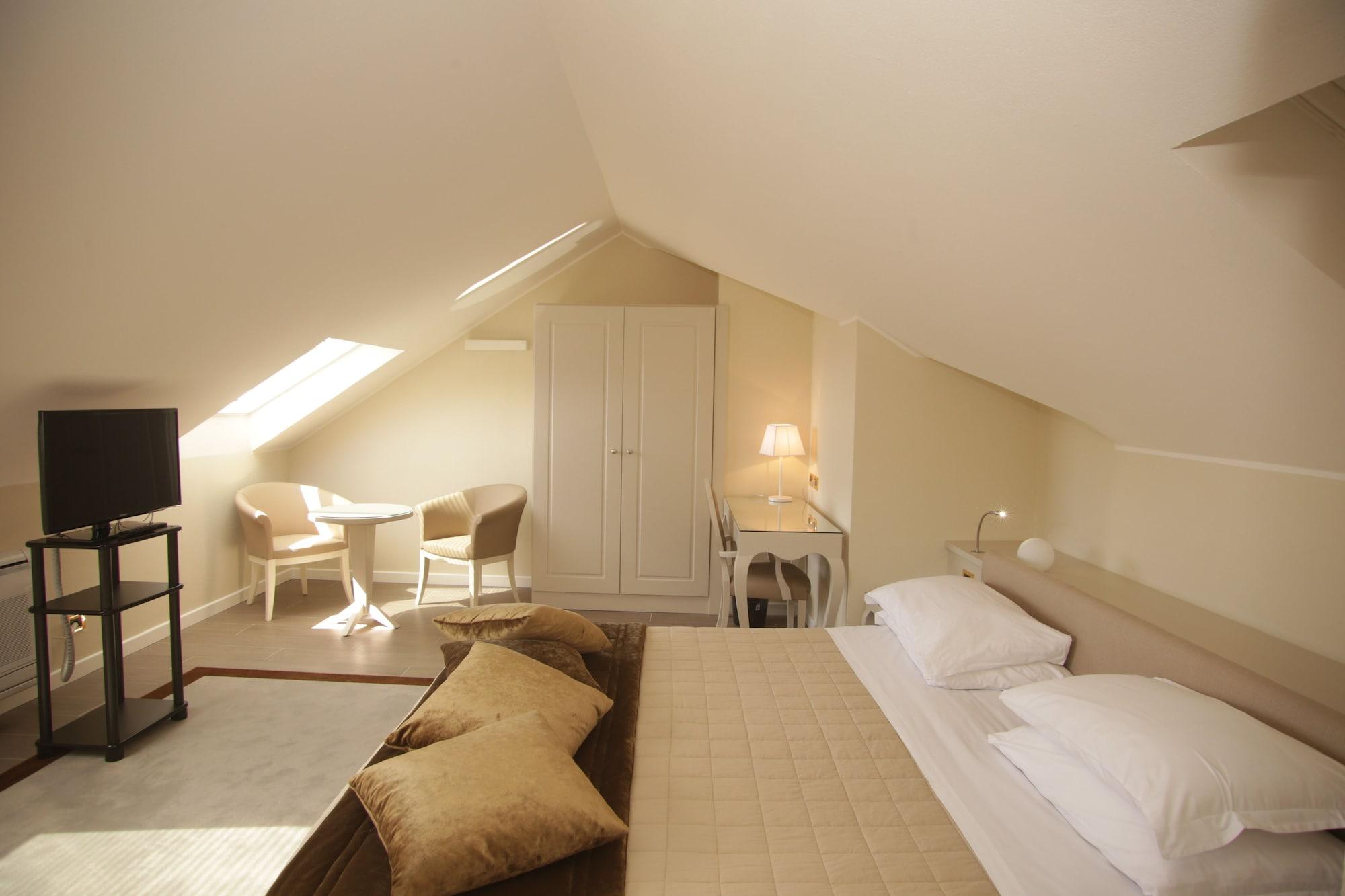 Royal, Studio, Suite