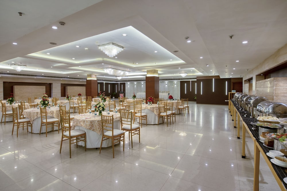 SAPNA CLARKS INN 37/47