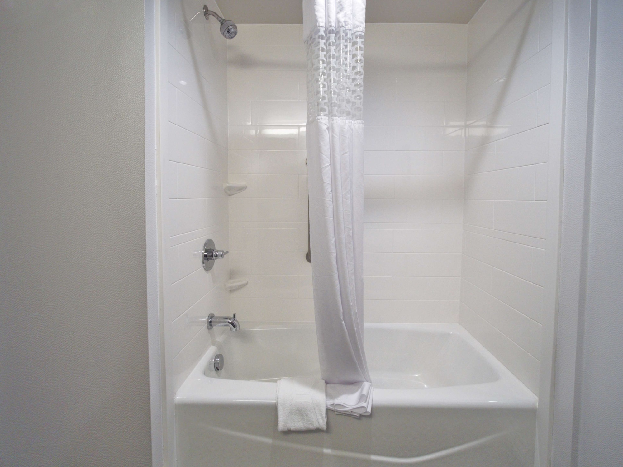 غرفة بسرير كينج بحوض استحمام لذوي الإعاقة، Hampton Inn Suites Moore Ok 3/3