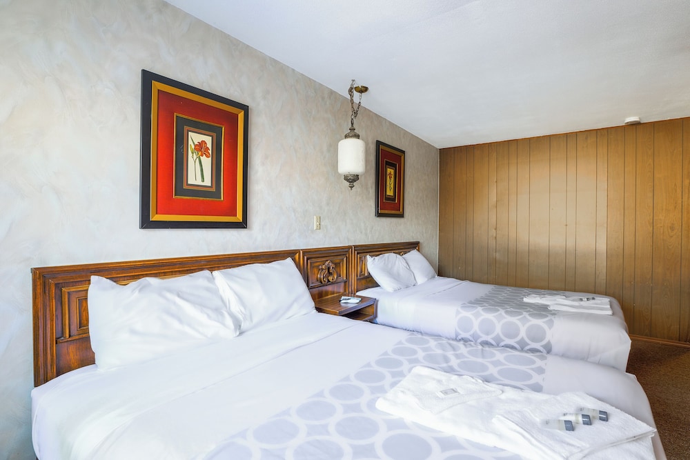 Love Hotels Tomahawk at Lake Mohawksin WI 8/49