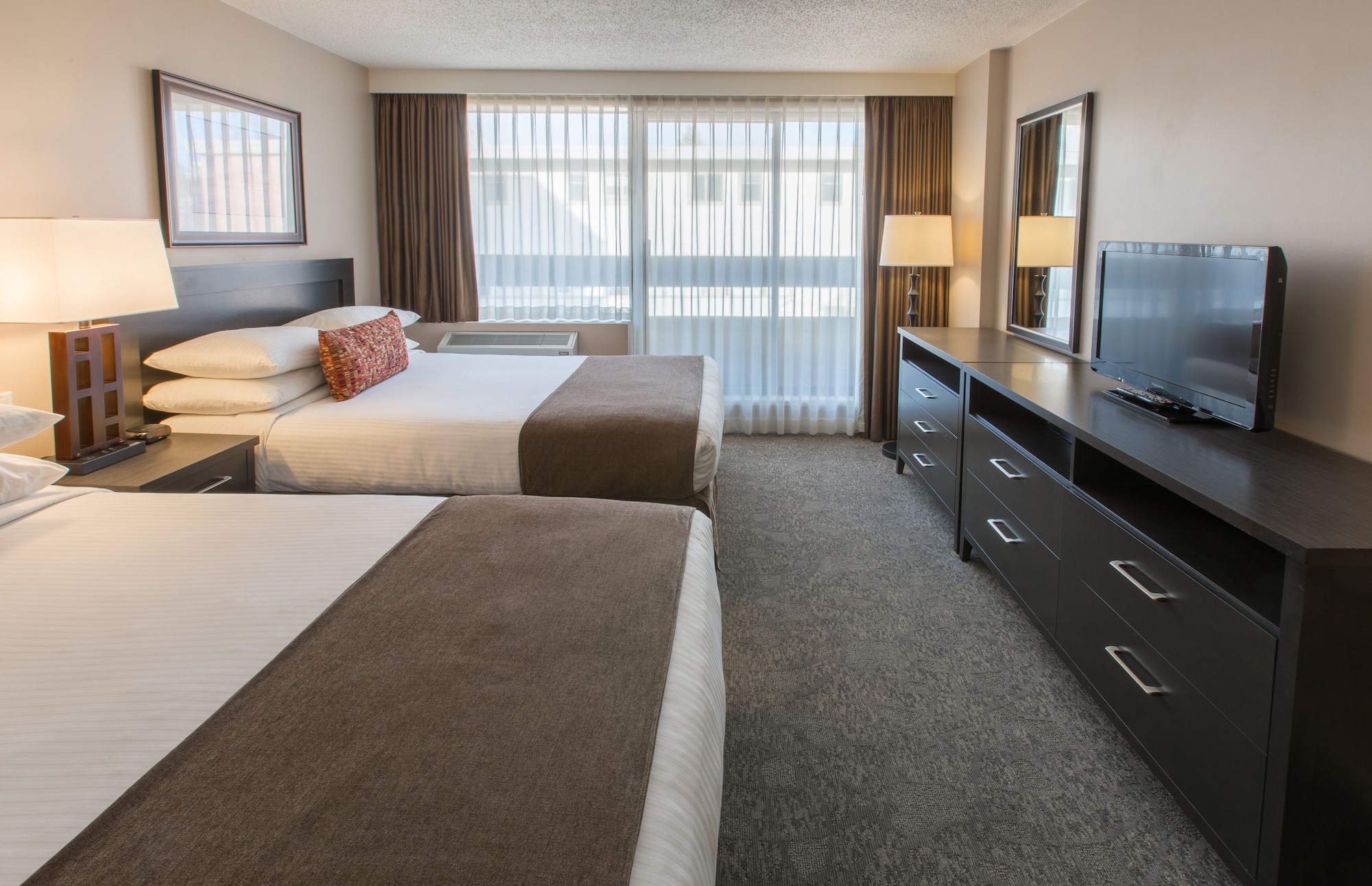 غرفة سيغنتشر بسريرين كوين، Embassy Inn 5/7