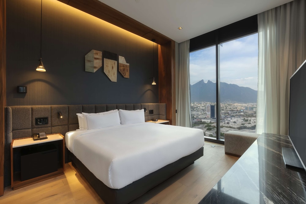 SUITE, KING BED