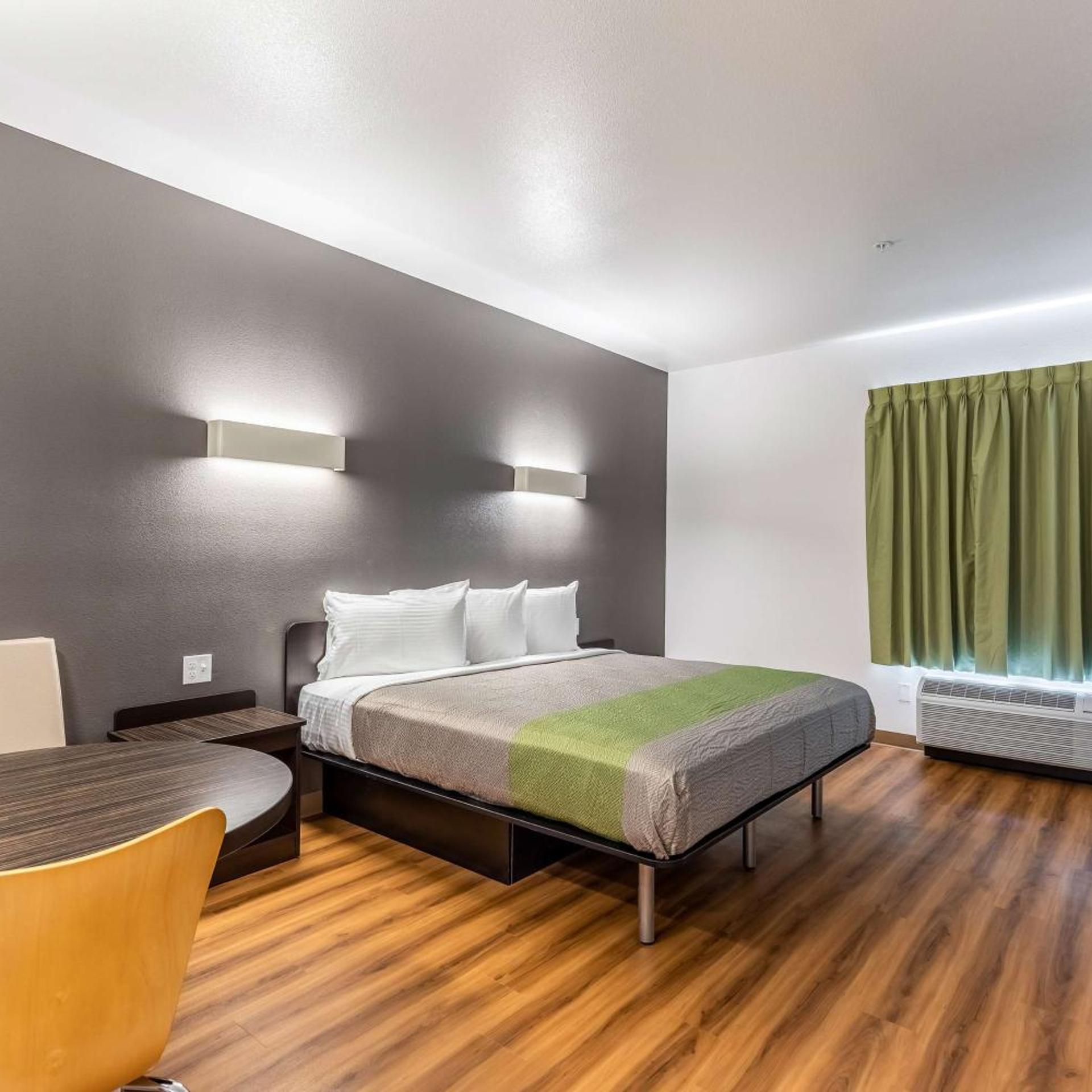 ROOM, KING BED