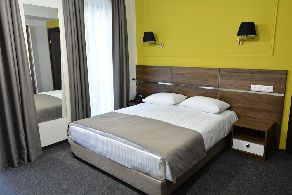 STANDARD, DOUBLE OR TWIN BED, CITY VIEW