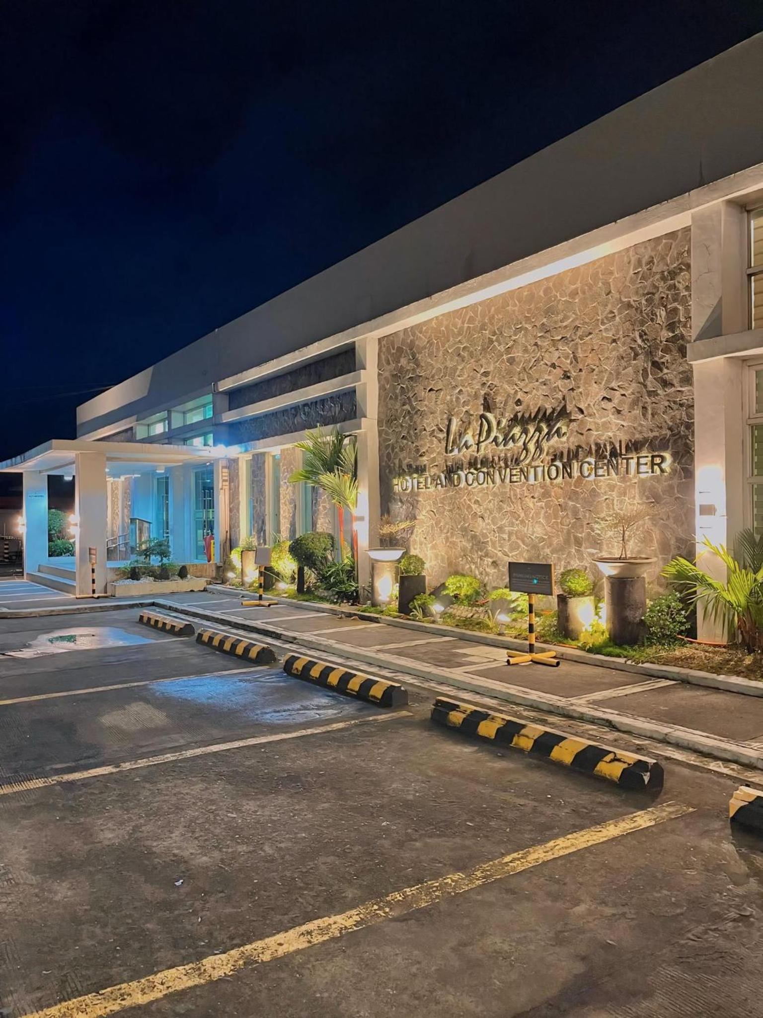 La Piazza Hotel &amp; Convention Center 36/38