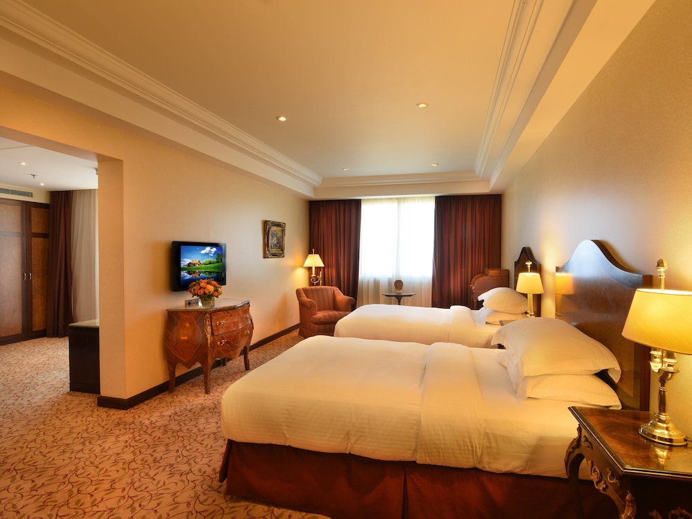 Royal, Suite, 1 King and 2 Double Beds, Sea View