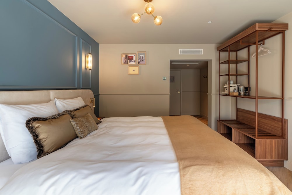 COMFORT, BALCONY OR TERRACE
