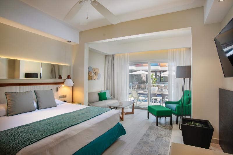 Swim Up, Junior Suite, Superior, Triple, 2 Double Beds