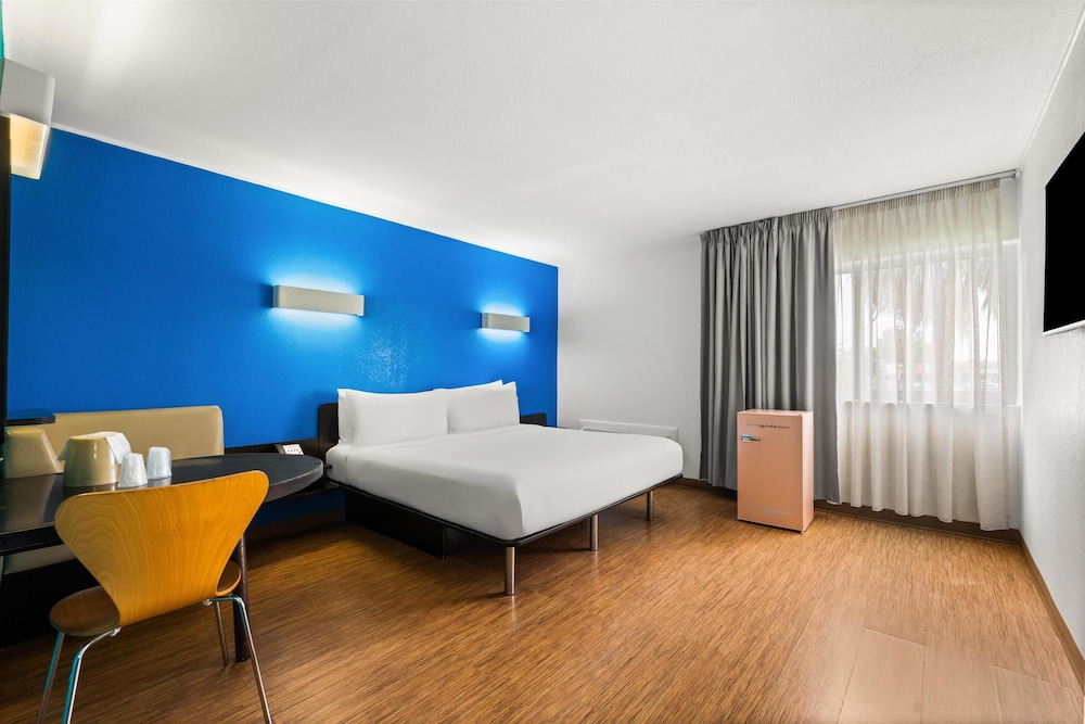 Signature Inn Miami 33/60
