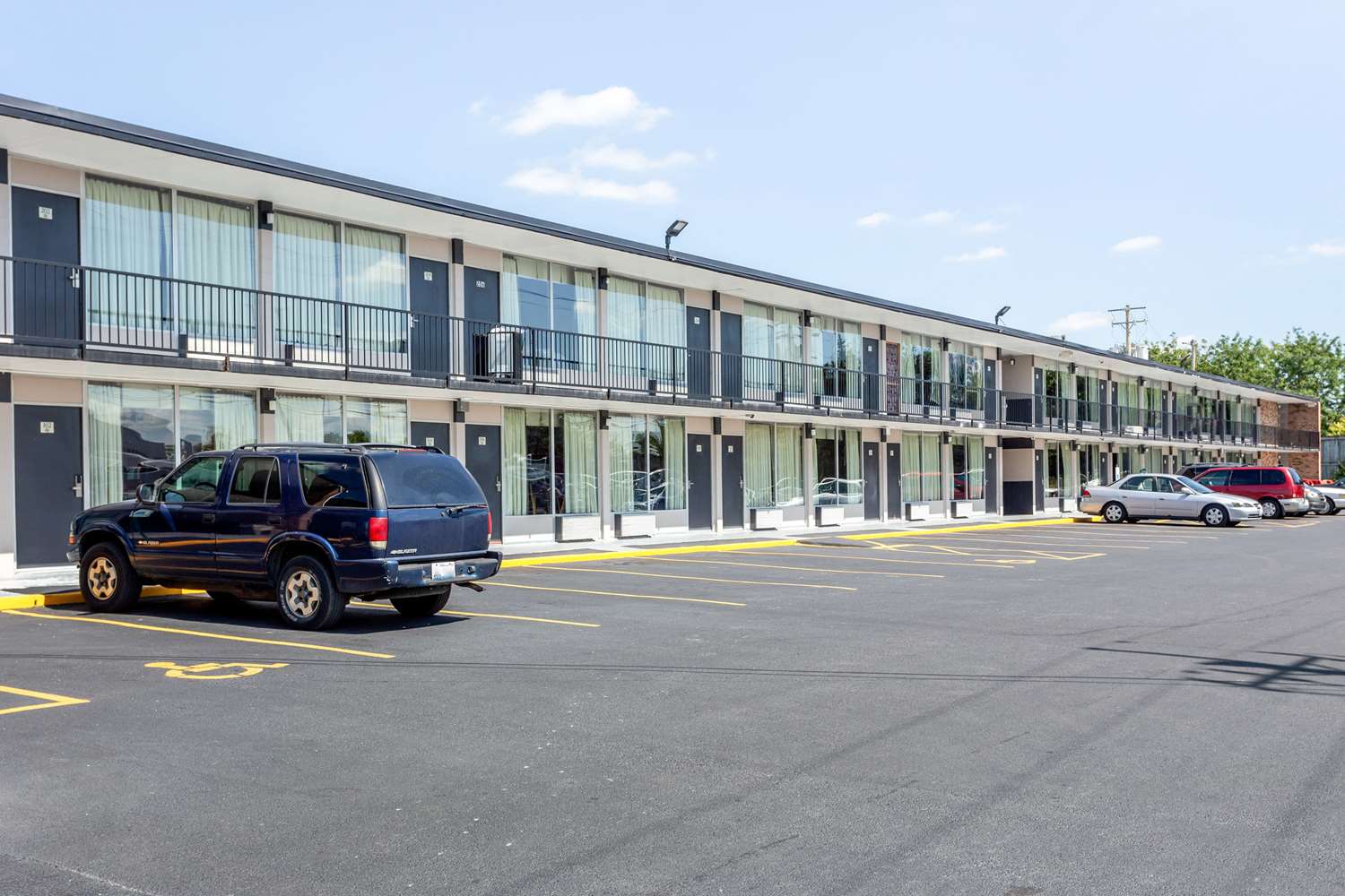 Econo Lodge Shorewood 29/31