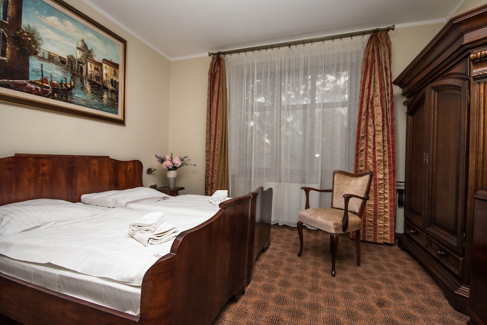 ROOM, DOUBLE BED