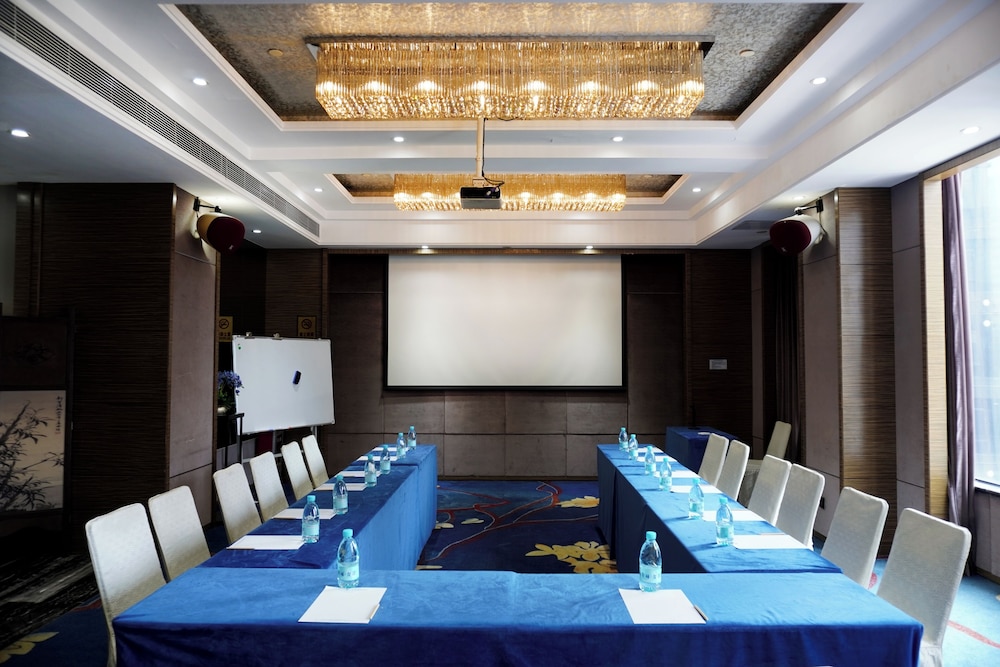 La Perle International Hotel 44/50
