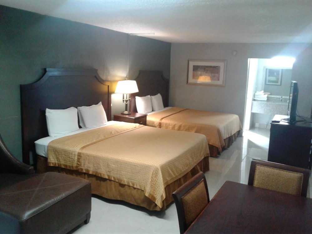 Express Inn & Suites - 5 Miles from St Petersburg Clearwater Airport 15/43