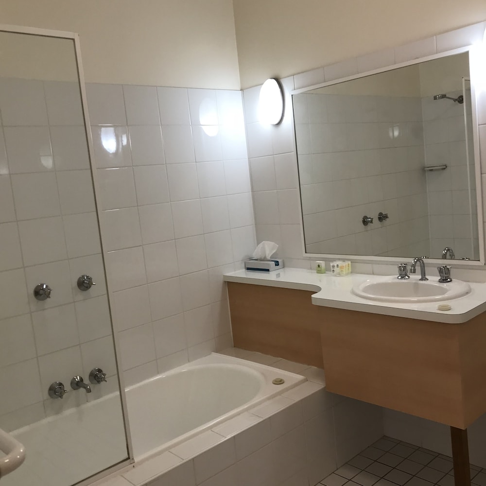 Country Gardens Motor Inn 11/33