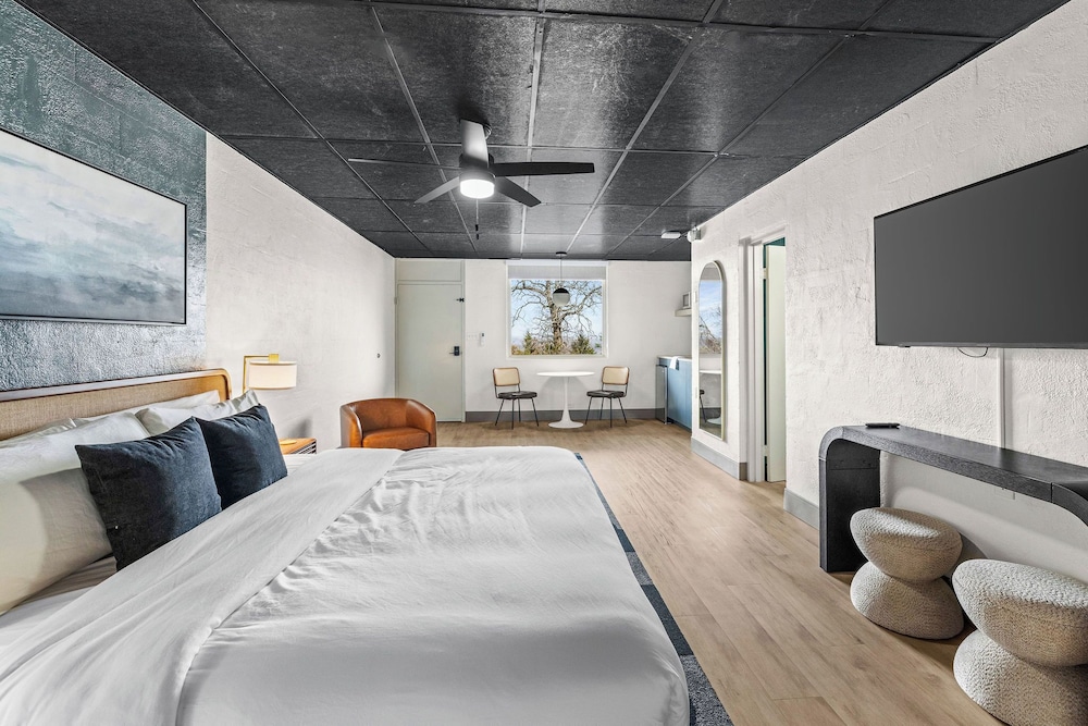 Studio, King Bed, Kitchenette