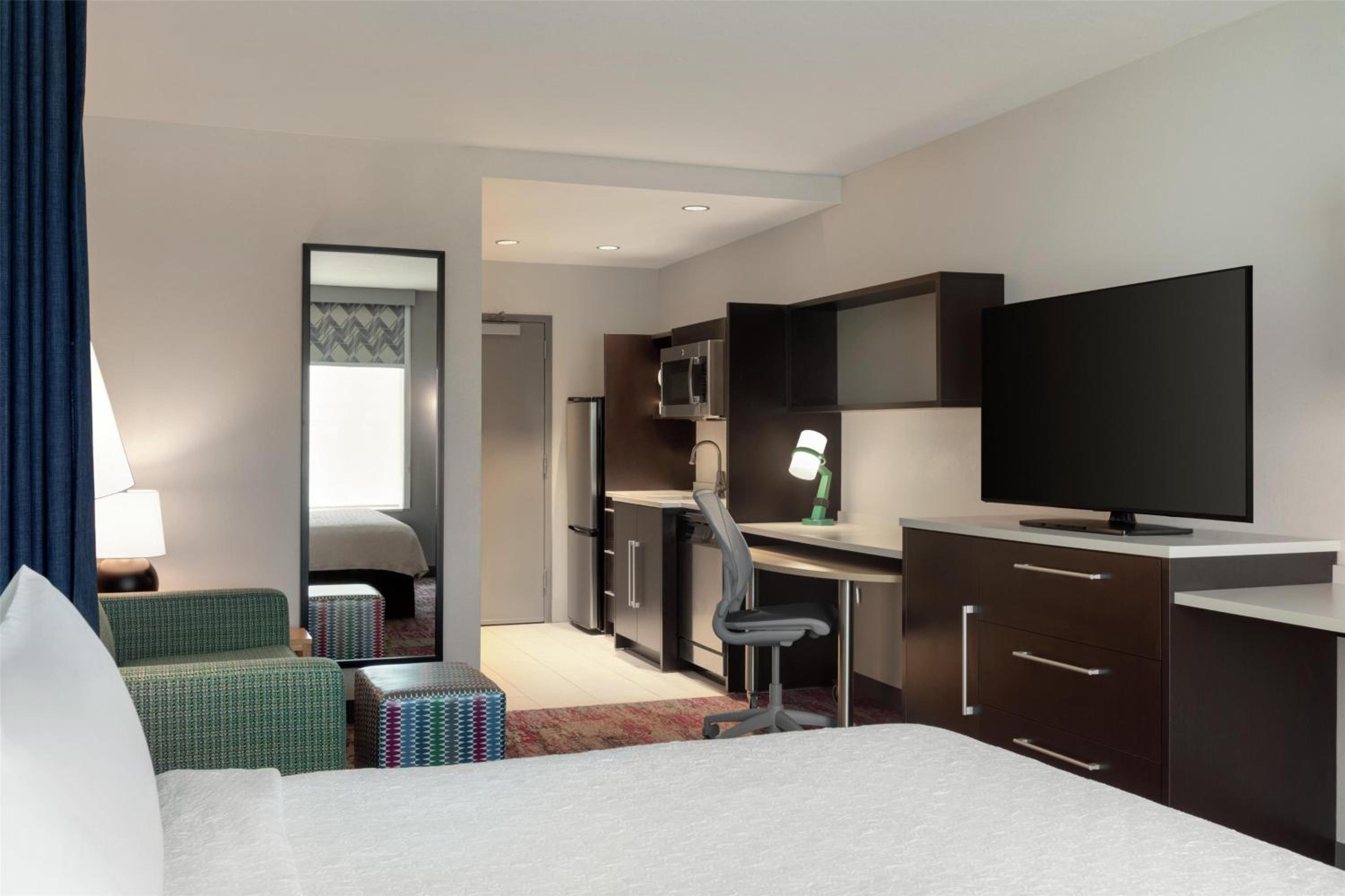 جناح بسرير كينج مع أريكة لذوي الإعاقة، Home2 Suites By Hilton Houston Energy Corridor 2/5