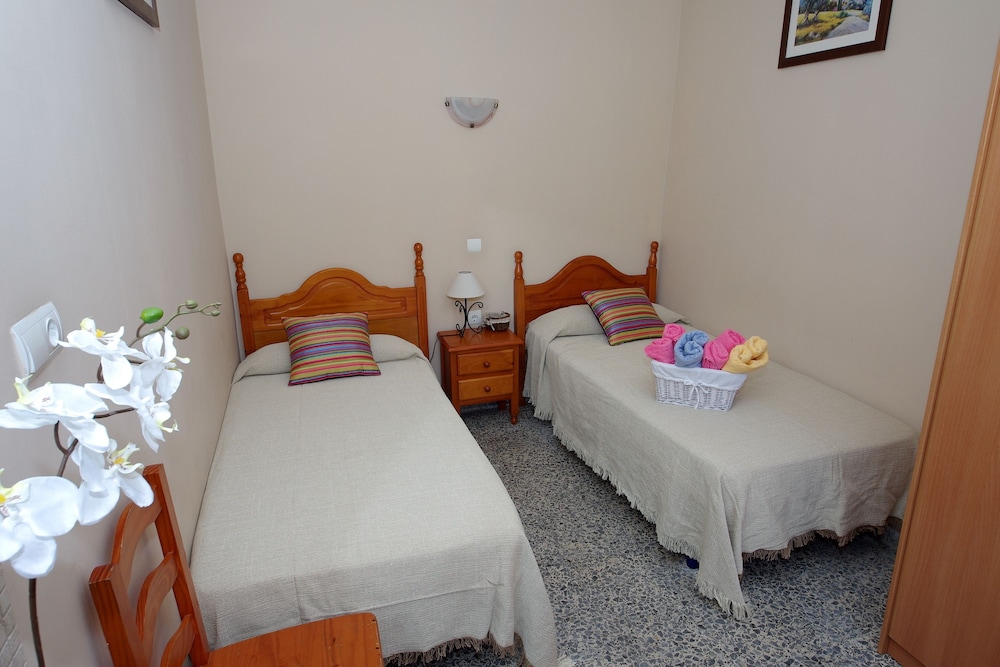 ROOM, SINGLE, SHARED BATHROOM