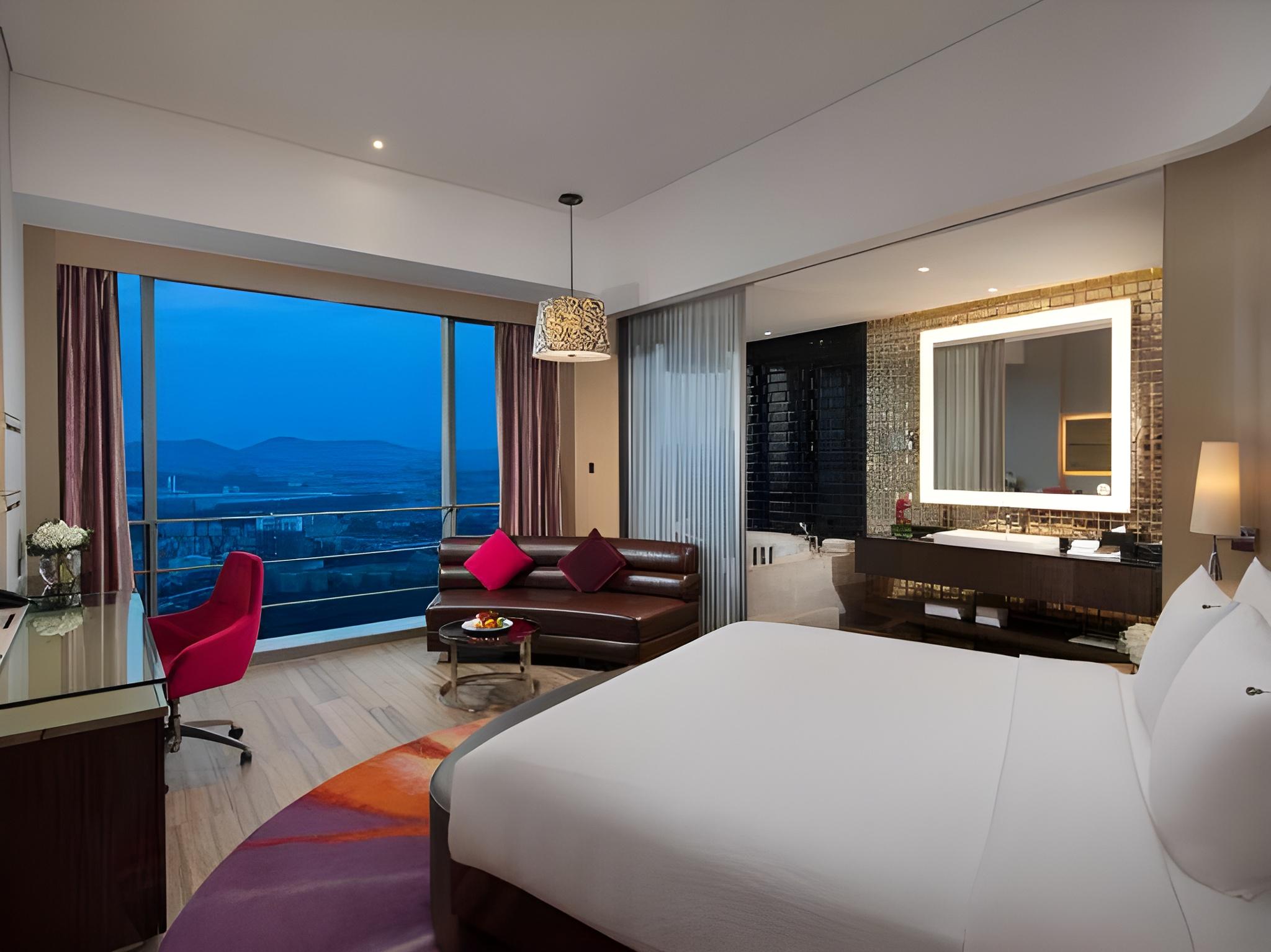 Royal, Rock, King Bed, Bathtub, Large