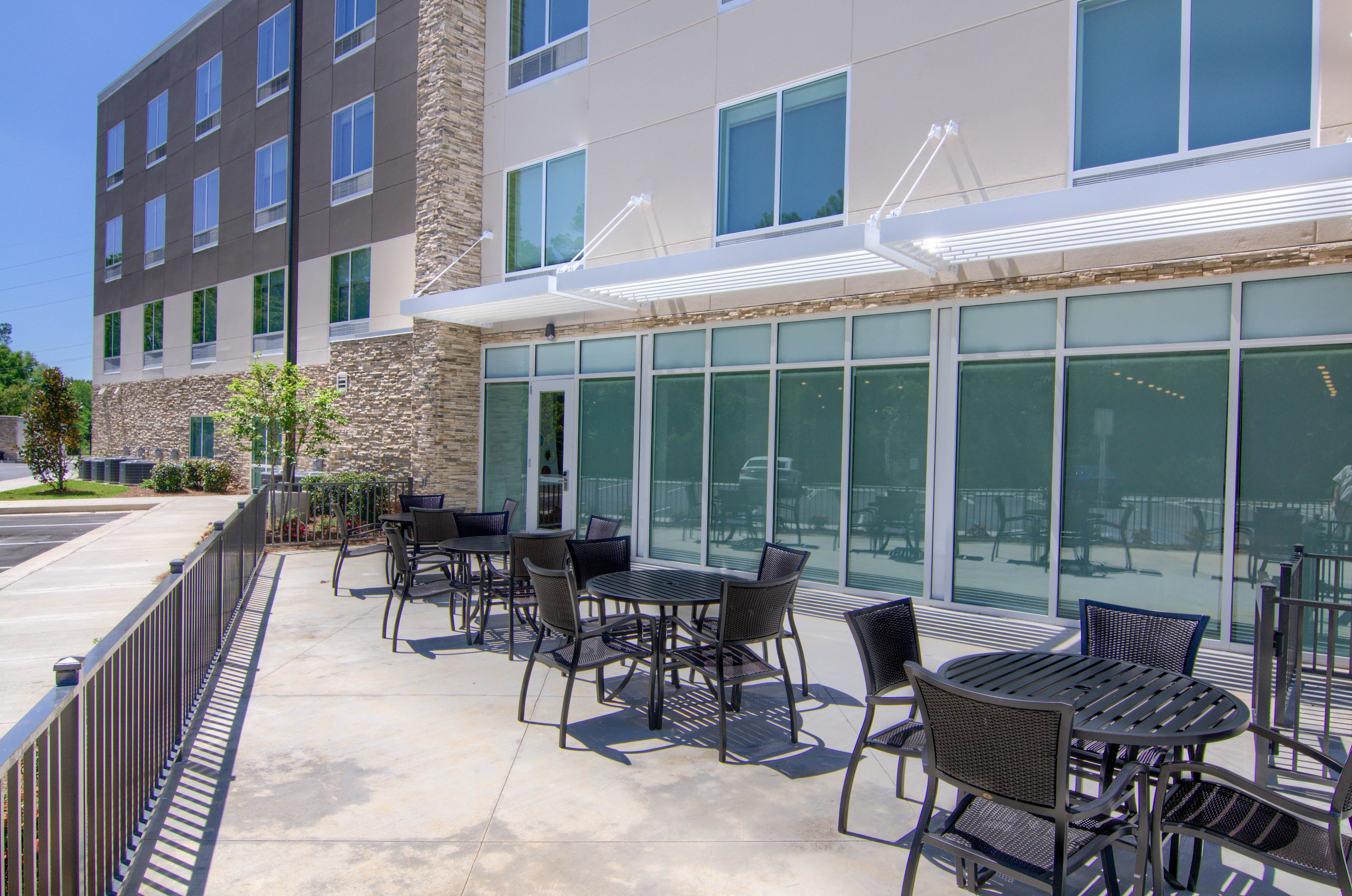 Holiday Inn Express Suites Mobile University Area 25/33