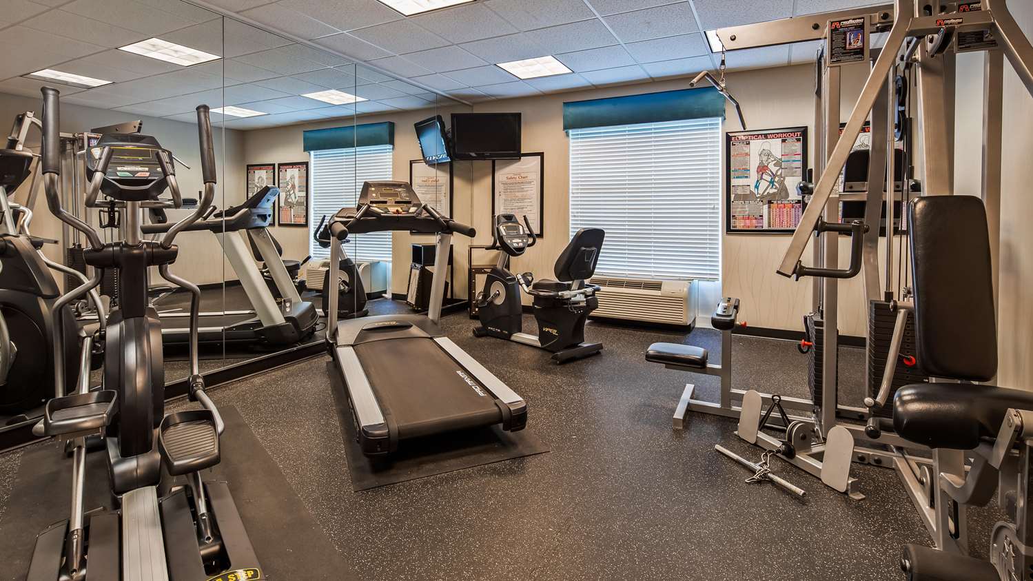 Best Western Plus Chain of Lakes Inn & Suites 16/32