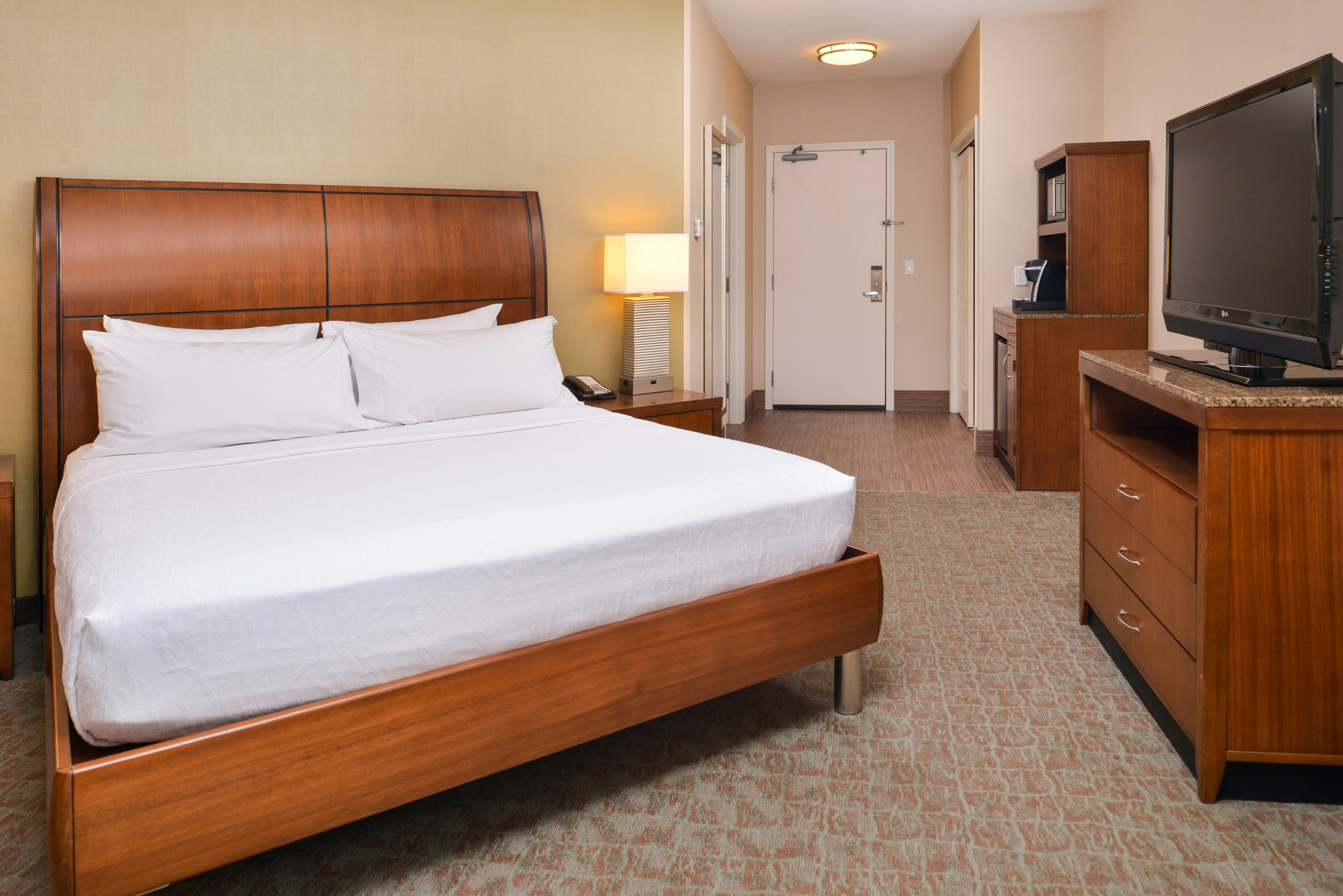 DELUXE, KING BED
