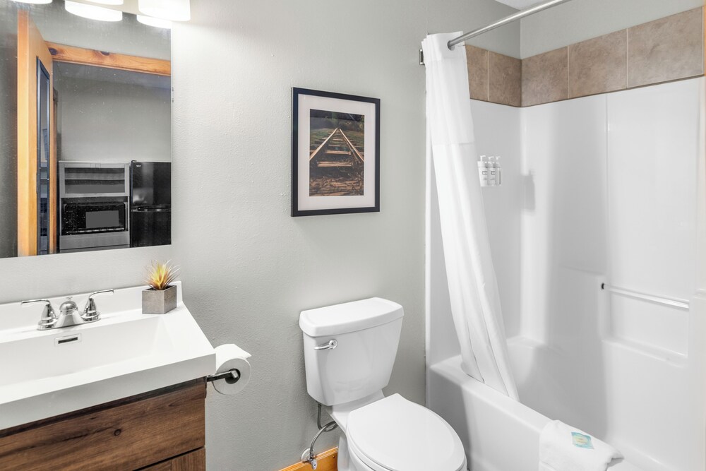 Everspring Inn Suites Hill City 59/61