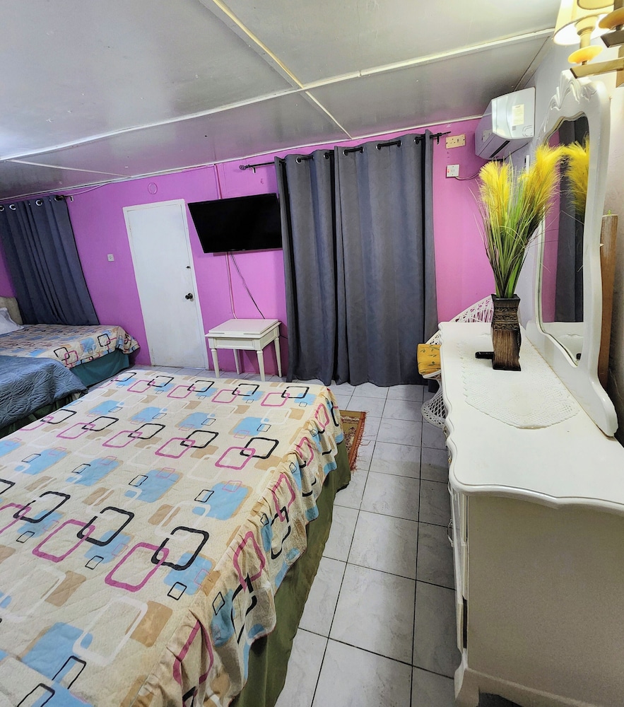 Family, 1 Single and 2 Queen Beds, Pool Access، Pinkhibiscus Guest House 5/10
