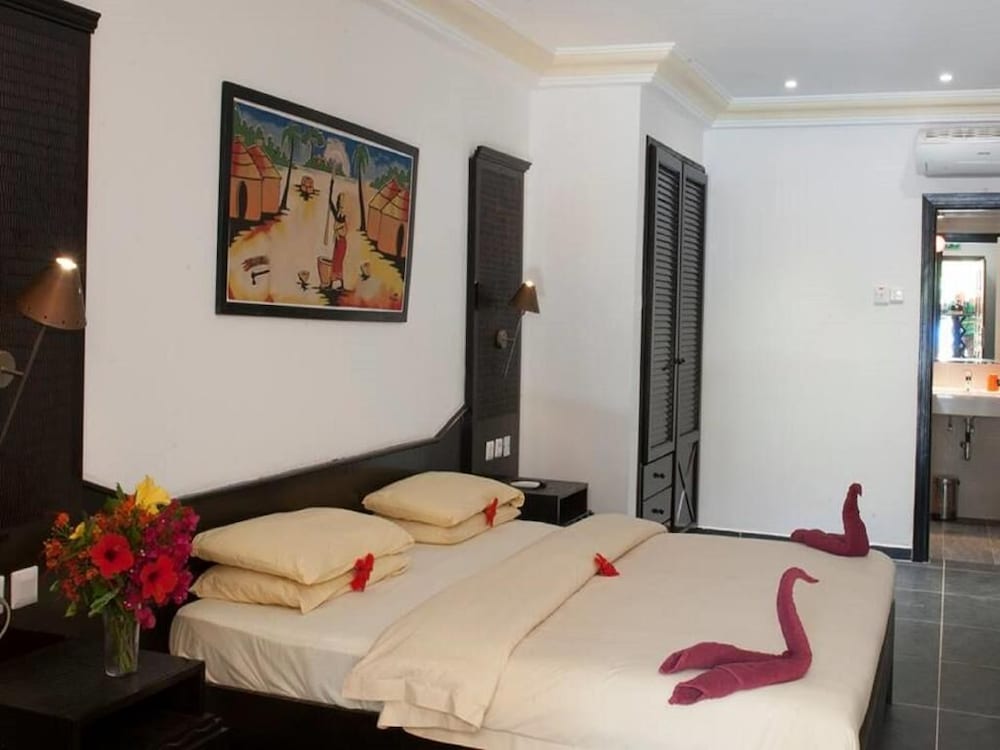 Senegambia Beach Hotel 12/73