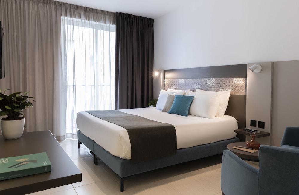 STANDARD, DOUBLE OR TWIN BED, PARTIAL SEA VIEW