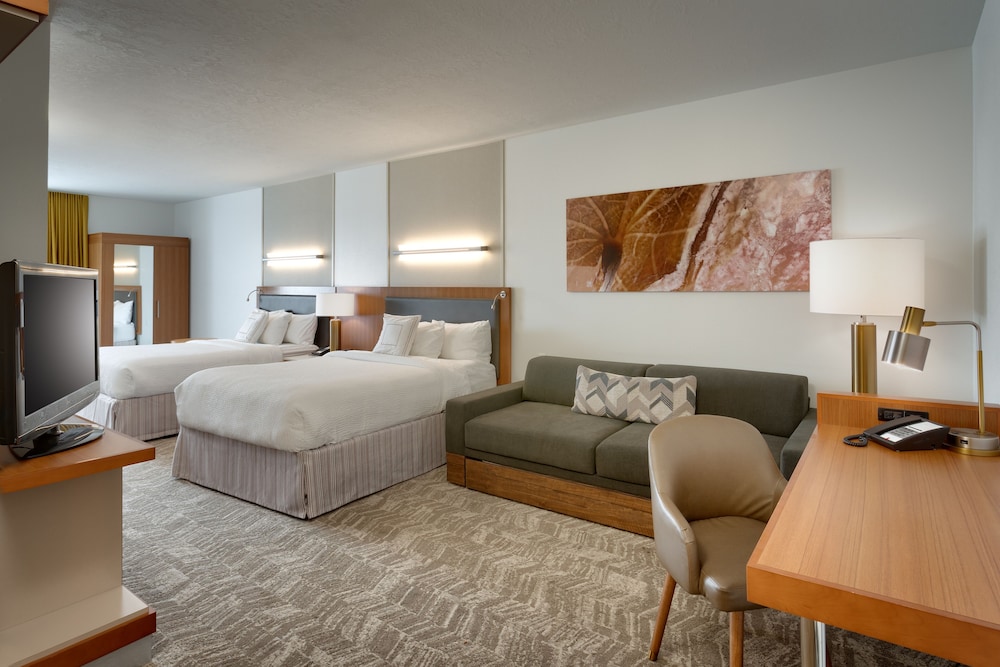 Studio, 2 Queen Beds, Sofa, Accessible