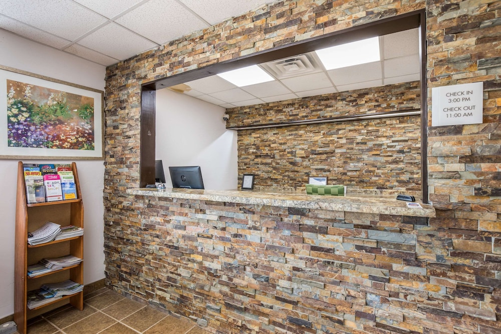 Econo Lodge Neenah 10/43