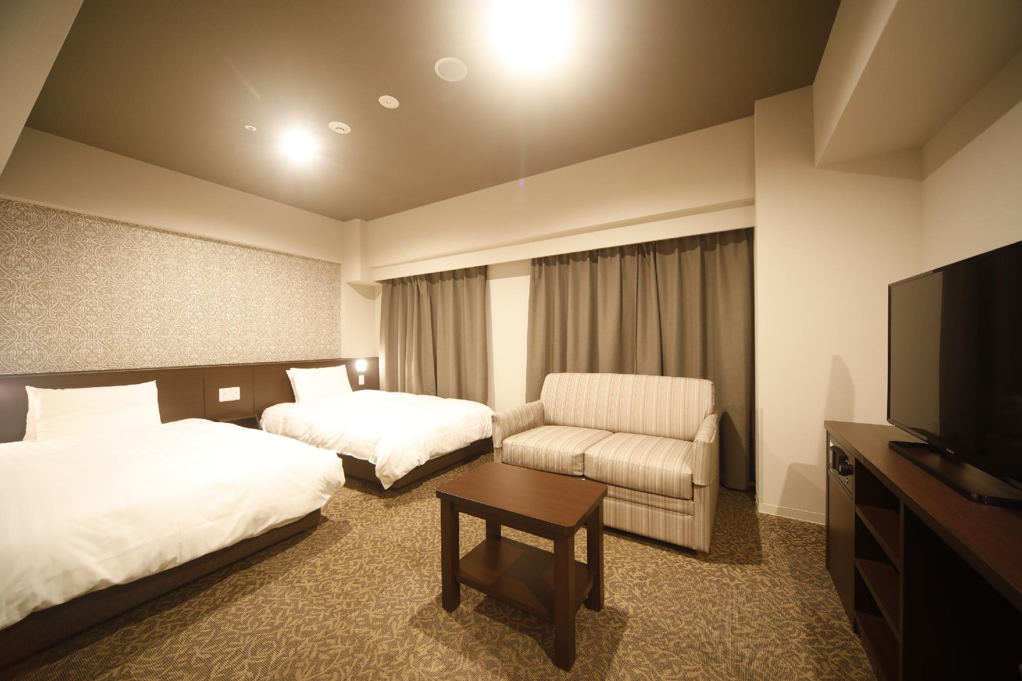 غرفة قياسية ثلاثية بسريرين منفصلين مع أريكة