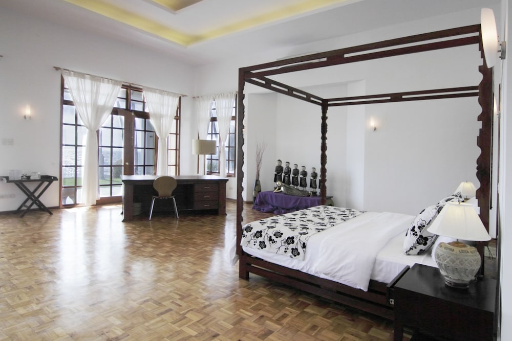 Pacific, King Bed