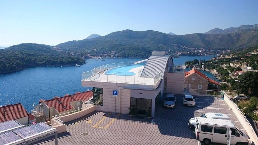 Villa Paradiso 2 4/37
