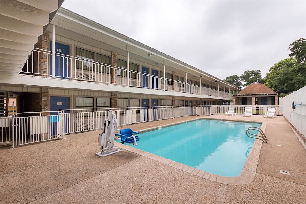 Motel6 Boerne, TX 8/60