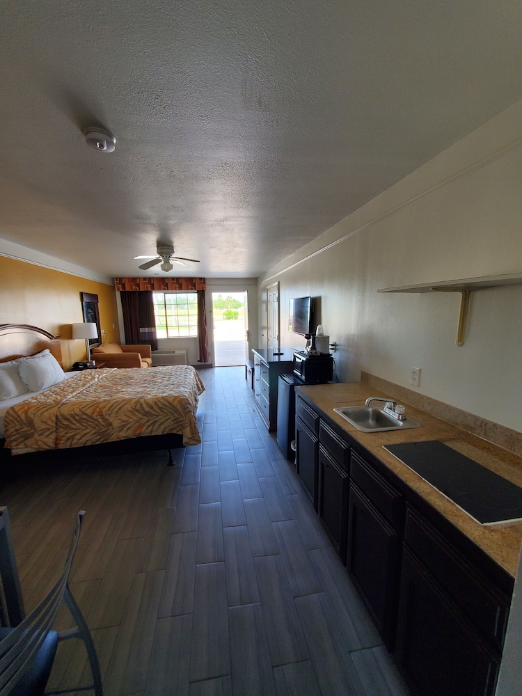 Deluxe Inn Suites 28/61