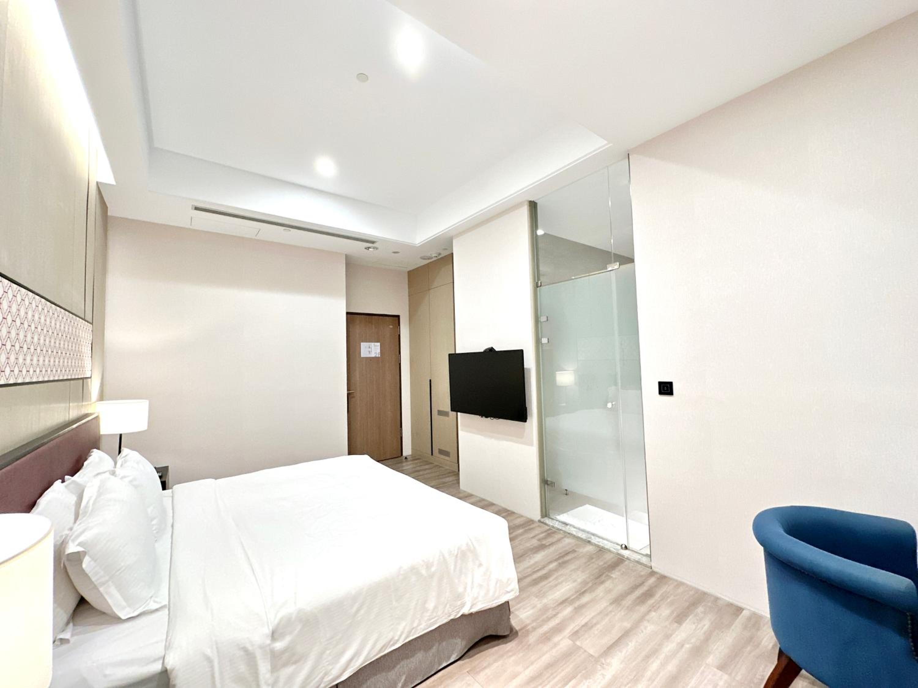 Room, Double Bed, No Window