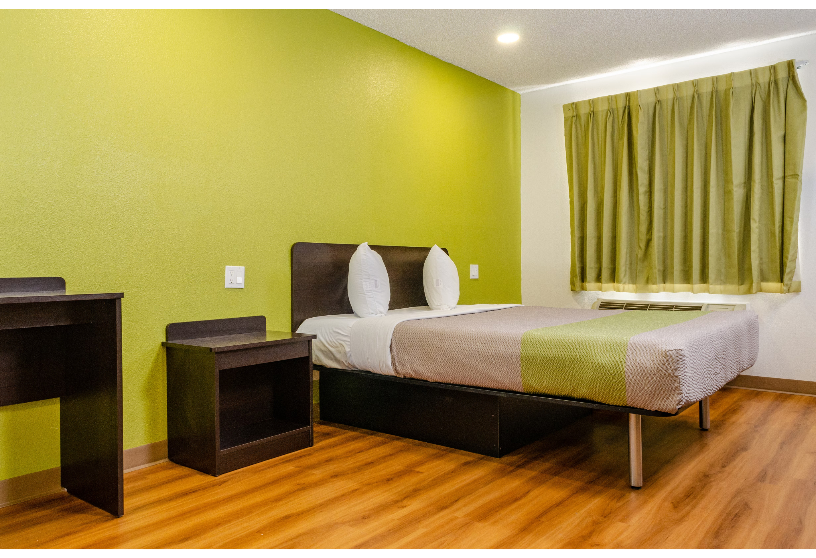 1 King Bed - Non-Smoking, Micfridge
