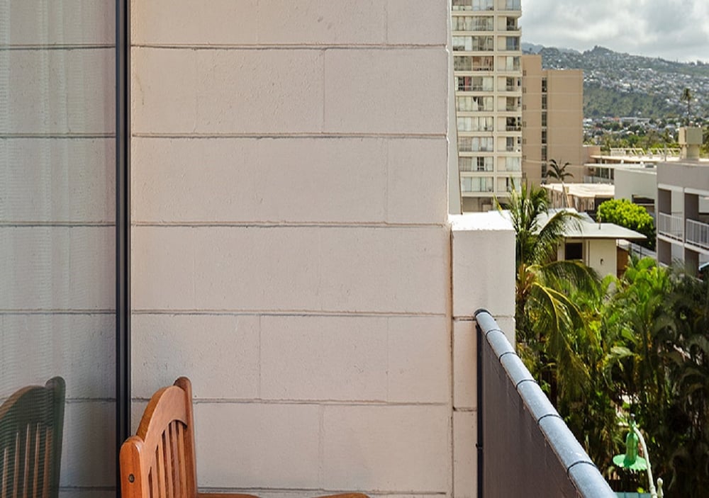 Castle Bamboo Waikiki 30/73