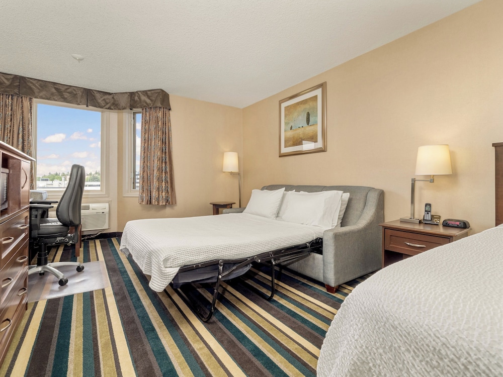 غرفة قياسية بسرير كوين بإطلالة على المدينة مع أريكة، Holiday Inn Conference Ctr Edmonton South 3/5