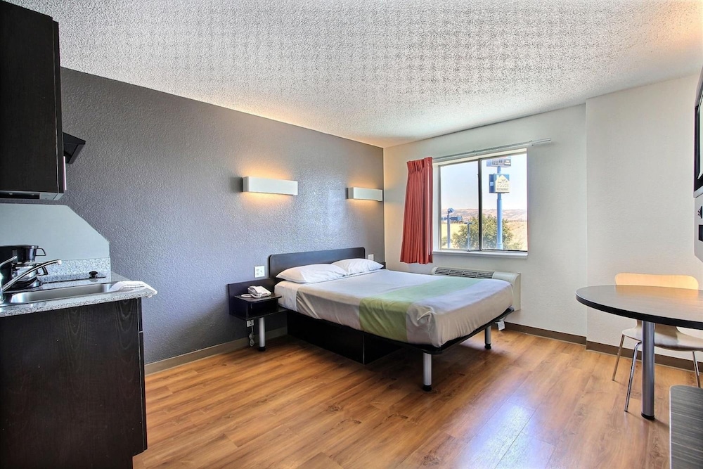 Motel6 Gilroy, CA 42/56