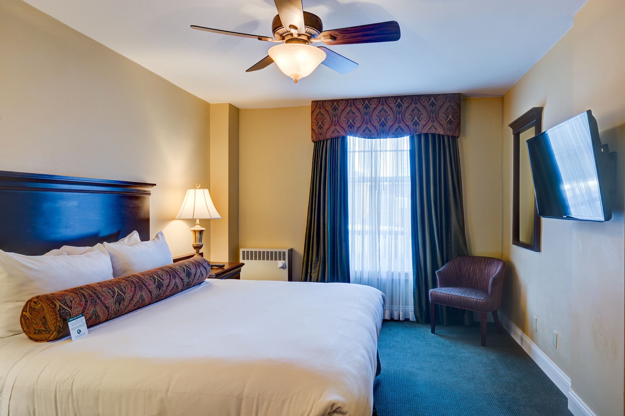 DELUXE, KING BED