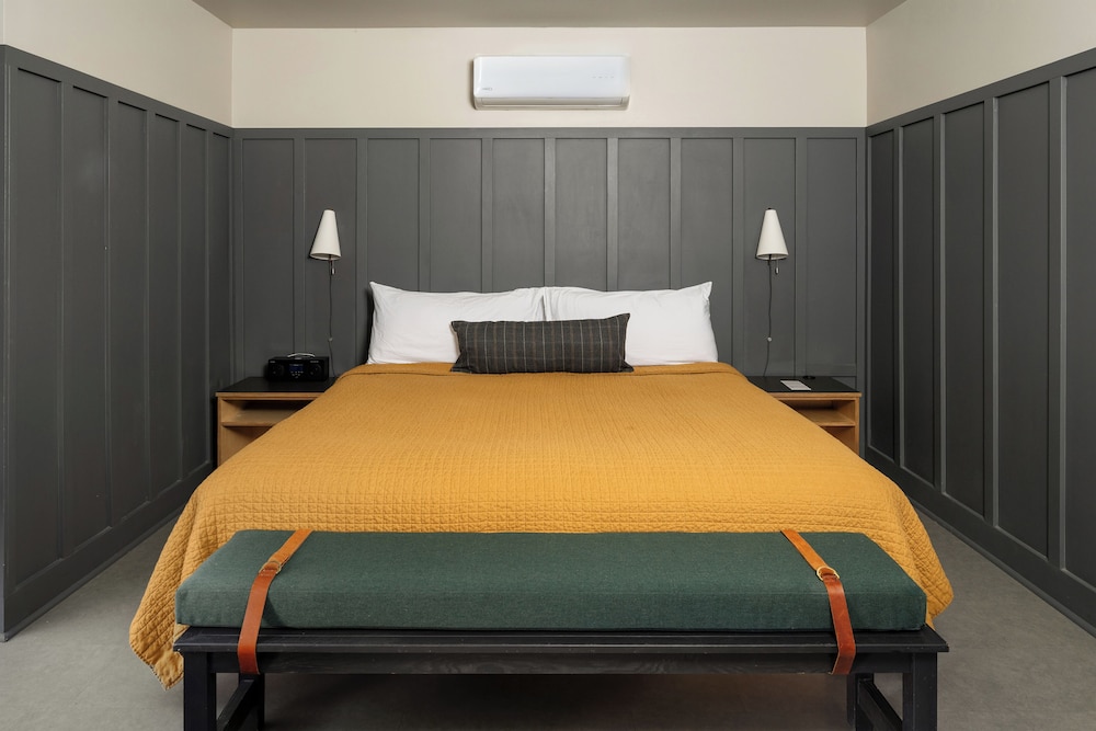SUITE, KING BED