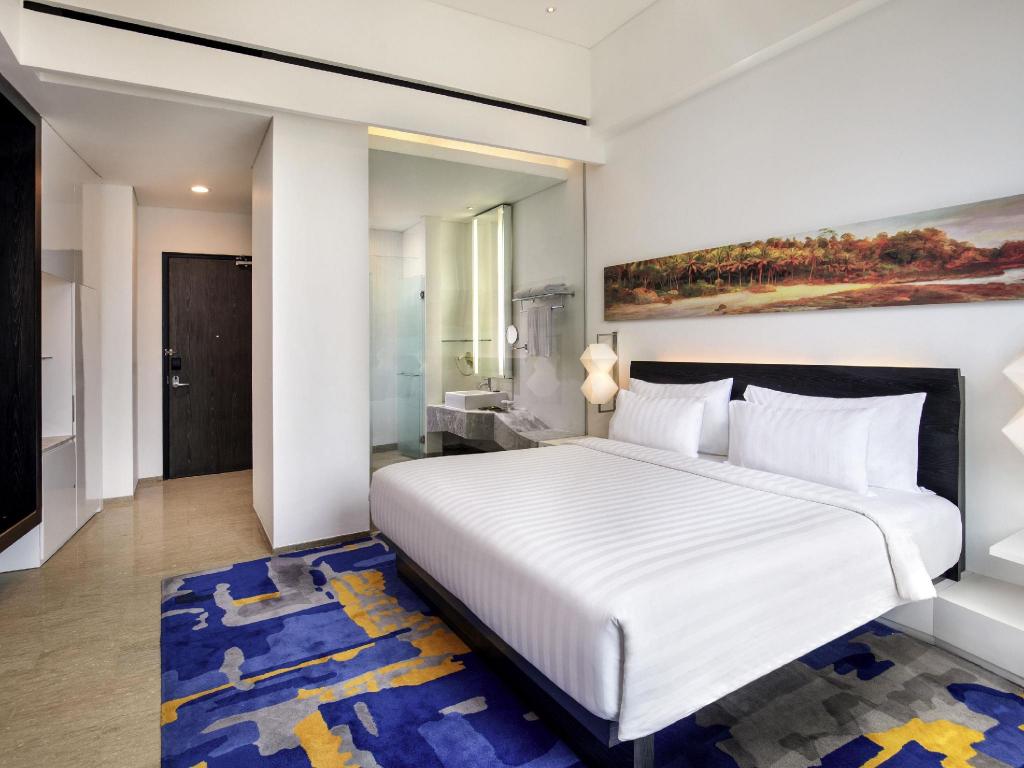 Superior, King Bed, Light View